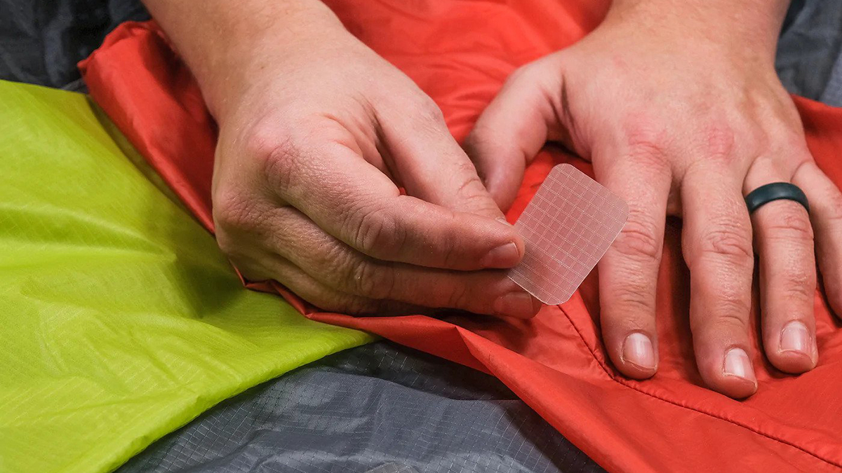 Taśma naprawcza do sprzętu turystycznego Gear Aid (dawniej McNett) Tenacious Tape™ Silnylon Patches - bezbarwna